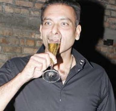 Slip between the cup and the lip: Ravi Shastri chilling out poolside after landing in India. Image source: 1